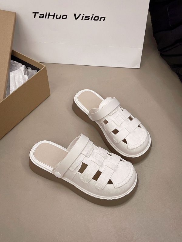 Női kétirányú lyukacsos szandál, nyár 2024, platformos lapos talpú PVC felső és talp, középmagas, kerek orr, injektált talp, kényelmes mindennapi viselet