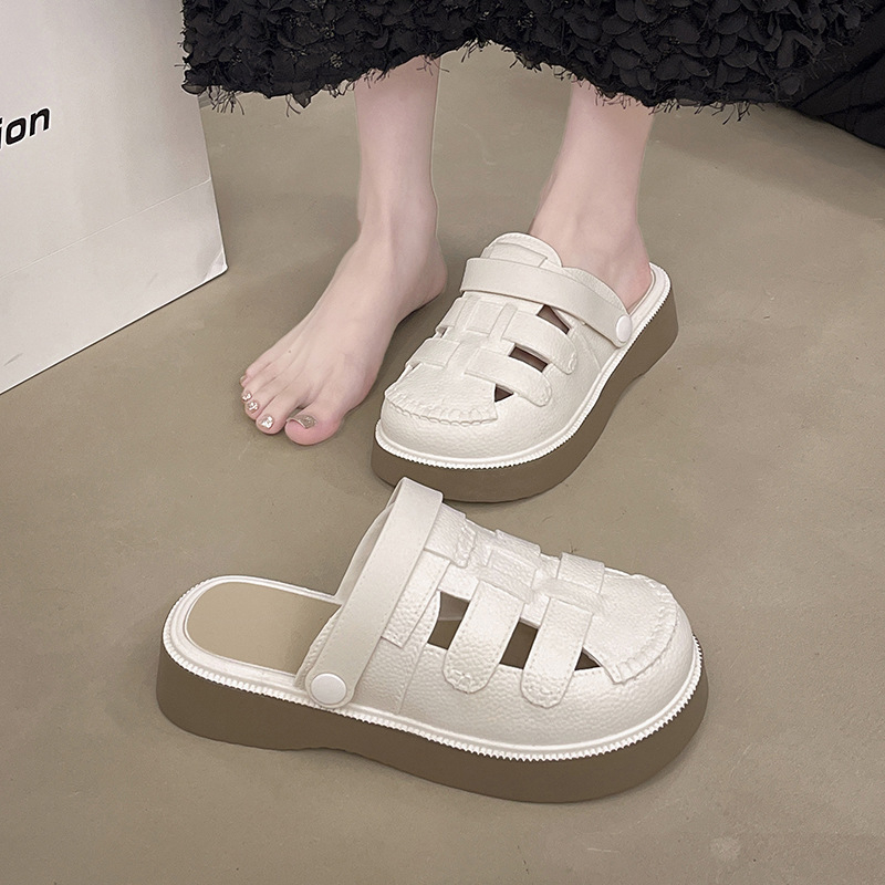 Női kétirányú lyukacsos szandál, nyár 2024, platformos lapos talpú PVC felső és talp, középmagas, kerek orr, injektált talp, kényelmes mindennapi viselet