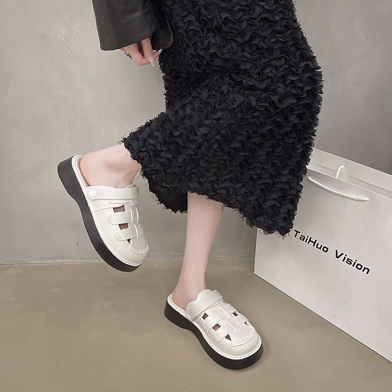 Női kétirányú lyukacsos szandál, nyár 2024, platformos lapos talpú PVC felső és talp, középmagas, kerek orr, injektált talp, kényelmes mindennapi viselet