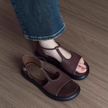 Sandale s jednim remenom, otvoreni prst, debela potplata 3–5 cm, zatvaranje kopčom, gornji dio od super vlakana, gumena potplata, retro stil