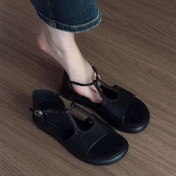 Sandale s jednim remenom, otvoreni prst, debela potplata 3–5 cm, zatvaranje kopčom, gornji dio od super vlakana, gumena potplata, retro stil