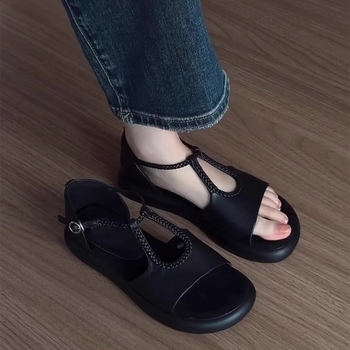 Sandale s jednim remenom, otvoreni prst, debela potplata 3–5 cm, zatvaranje kopčom, gornji dio od super vlakana, gumena potplata, retro stil