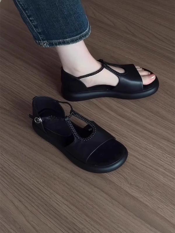 Sandale s jednim remenom, otvoreni prst, debela potplata 3–5 cm, zatvaranje kopčom, gornji dio od super vlakana, gumena potplata, retro stil