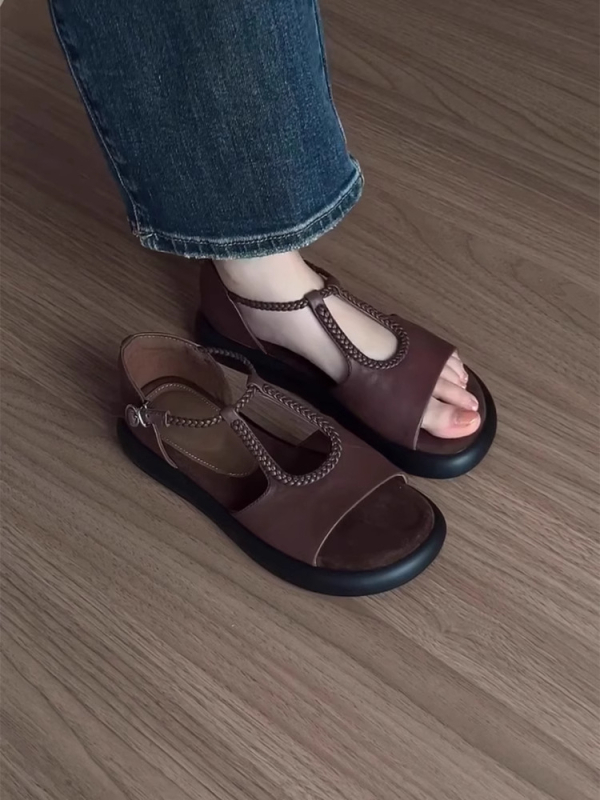 Sandale s jednim remenom, otvoreni prst, debela potplata 3–5 cm, zatvaranje kopčom, gornji dio od super vlakana, gumena potplata, retro stil