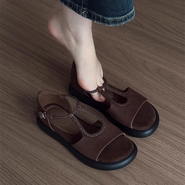 Sandale s jednim remenom, otvoreni prst, debela potplata 3–5 cm, zatvaranje kopčom, gornji dio od super vlakana, gumena potplata, retro stil