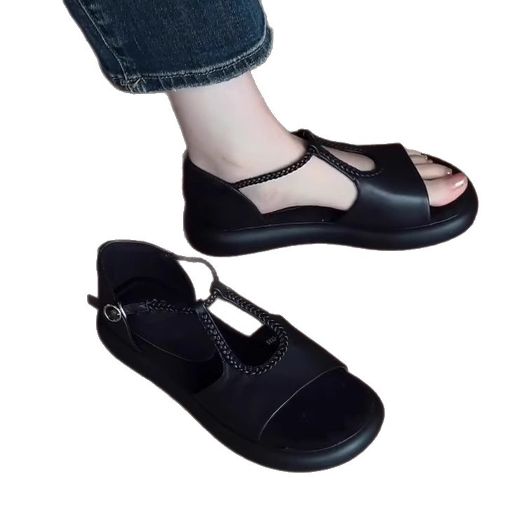 Sandale s jednim remenom, otvoreni prst, debela potplata 3–5 cm, zatvaranje kopčom, gornji dio od super vlakana, gumena potplata, retro stil