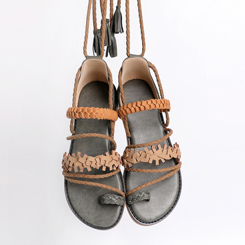 Πέδιλα με λουριά σε ρωμαϊκό στυλ, επάνω από μικροϊνες, καουουτσ σόλα, στρογγυλή μύτη