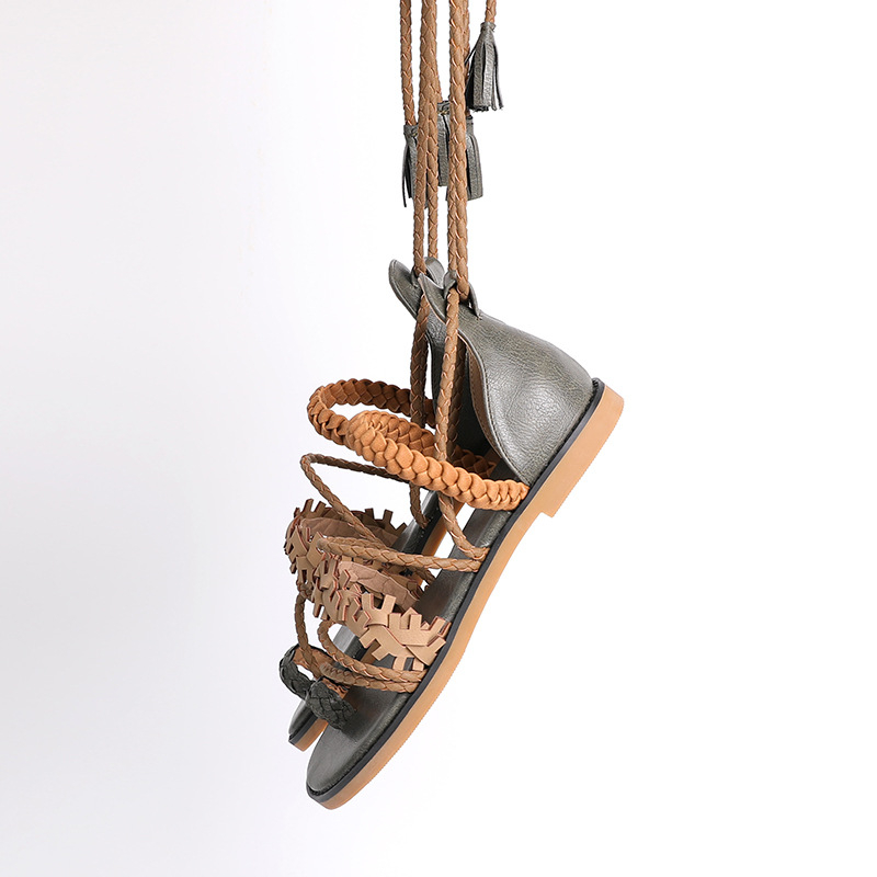 Πέδιλα με λουριά σε ρωμαϊκό στυλ, επάνω από μικροϊνες, καουουτσ σόλα, στρογγυλή μύτη