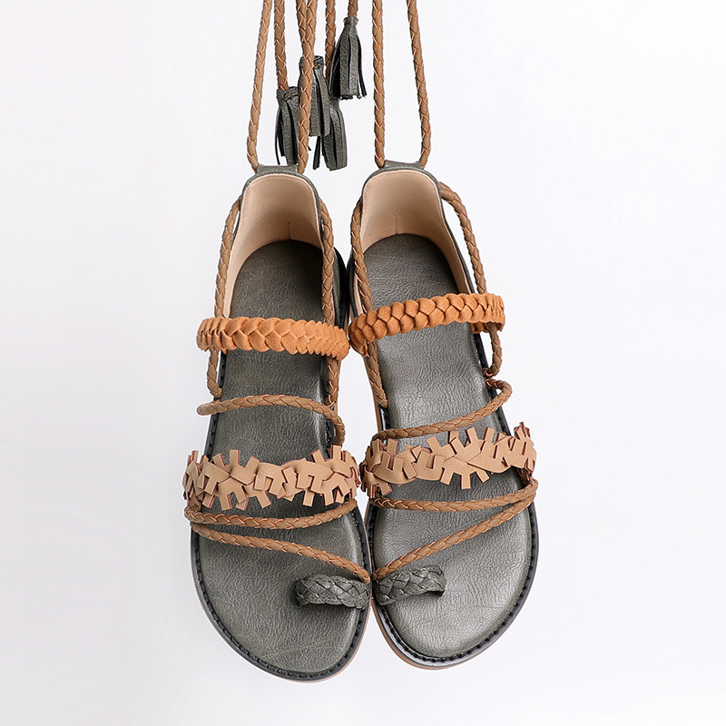 Πέδιλα με λουριά σε ρωμαϊκό στυλ, επάνω από μικροϊνες, καουουτσ σόλα, στρογγυλή μύτη