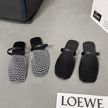 Ženske rimske sandale s mrežastim tkanjem i izrezima - Slip-On, okrugla prstna kapica, ravna potplata, PU gornji dio i PU potplat, prozračne, lagane, protuklizne