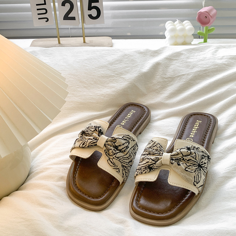 Ženske sandale s PU gornjim dijelom i gumom, camouflage uzorak, Slip-On zatvaranje, ravna potplata – ljeto 2025