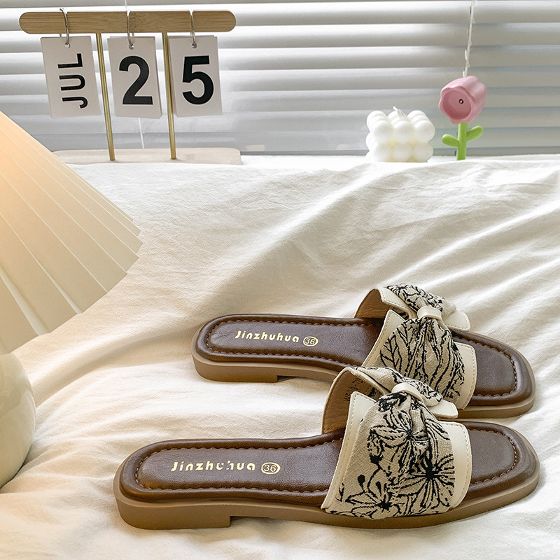 Ženske sandale s PU gornjim dijelom i gumom, camouflage uzorak, Slip-On zatvaranje, ravna potplata – ljeto 2025