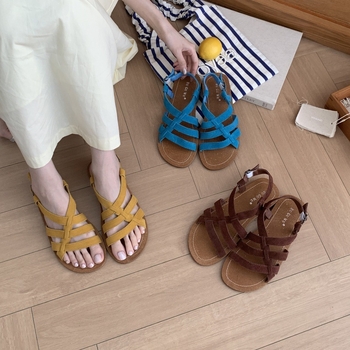 Jednoprstné sandále s mašličkou, zapínanie prackou, kruhová špička, plochá podrážka, horný materiál nubuk hovädzej kože, podrážka guma