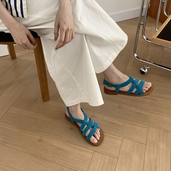 Jednoprstné sandále s mašličkou, zapínanie prackou, kruhová špička, plochá podrážka, horný materiál nubuk hovädzej kože, podrážka guma