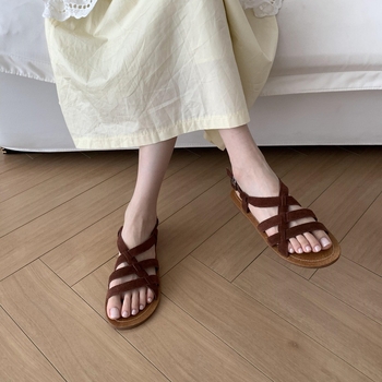 Jednoprstné sandále s mašličkou, zapínanie prackou, kruhová špička, plochá podrážka, horný materiál nubuk hovädzej kože, podrážka guma