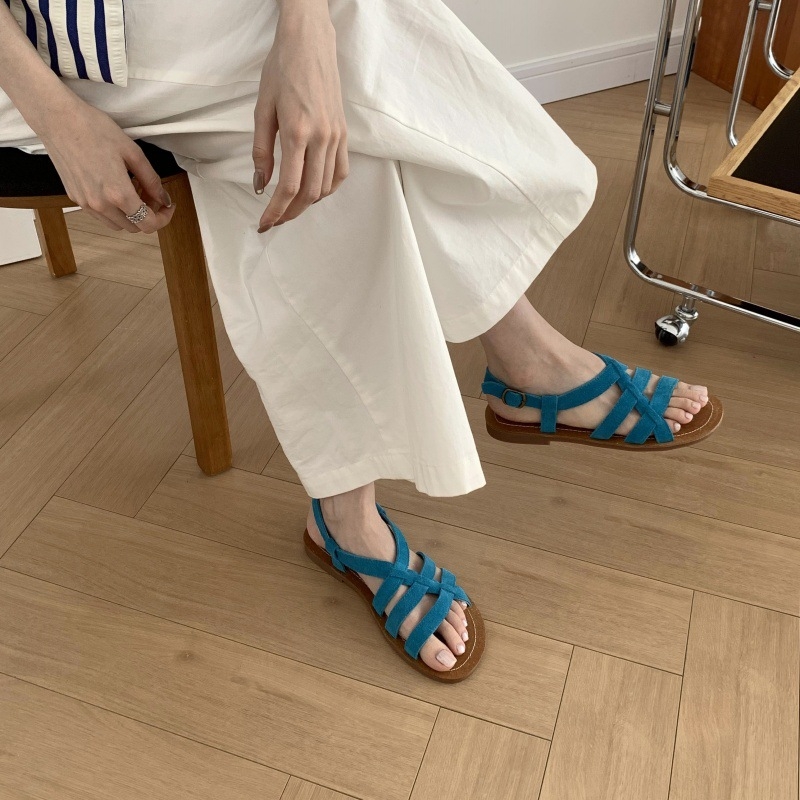 Jednoprstné sandále s mašličkou, zapínanie prackou, kruhová špička, plochá podrážka, horný materiál nubuk hovädzej kože, podrážka guma