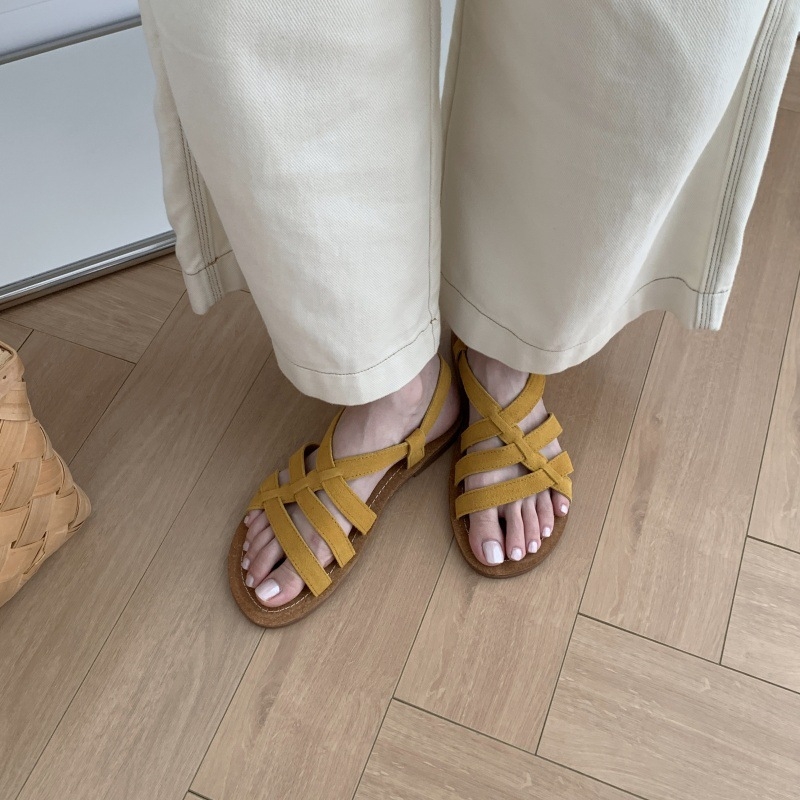 Jednoprstné sandále s mašličkou, zapínanie prackou, kruhová špička, plochá podrážka, horný materiál nubuk hovädzej kože, podrážka guma