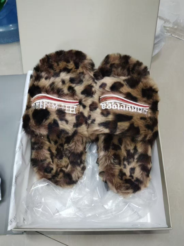 Dámske papuče z baraninej vlny s výšivkou, plochá podrážka, zapínanie jedným pohybom, protišmykové, tlmenie nárazov