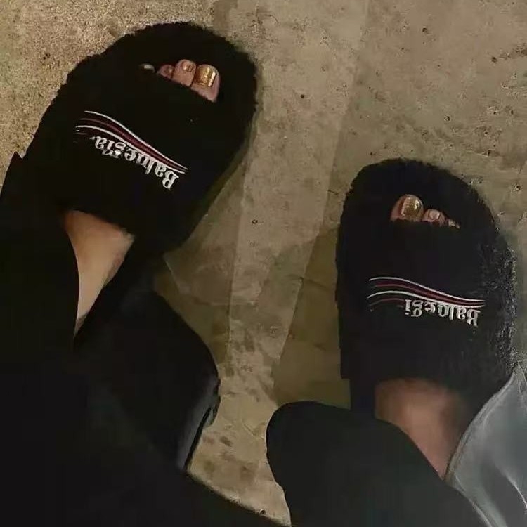 Dámske papuče z baraninej vlny s výšivkou, plochá podrážka, zapínanie jedným pohybom, protišmykové, tlmenie nárazov