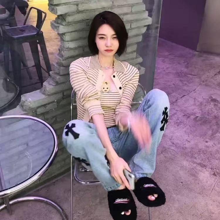 Dámske papuče z baraninej vlny s výšivkou, plochá podrážka, zapínanie jedným pohybom, protišmykové, tlmenie nárazov