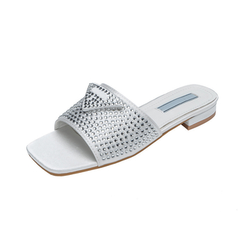 Șlapi pentru femei cu logo triunghiular din cristale – vamp din piele sintetică, talpă din TPR, căptușeală din piele artificială, slip-on, respirante și ușoare