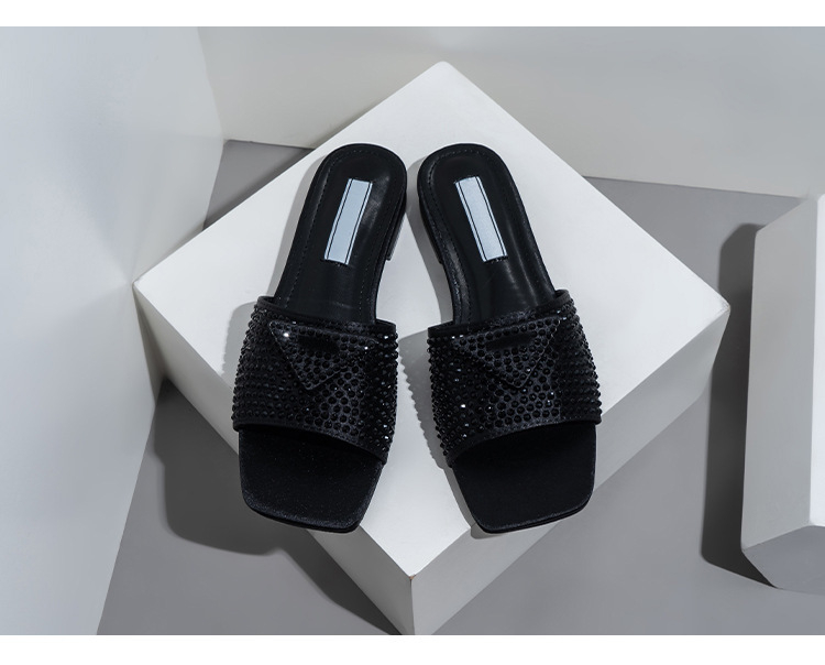 Șlapi pentru femei cu logo triunghiular din cristale – vamp din piele sintetică, talpă din TPR, căptușeală din piele artificială, slip-on, respirante și ușoare