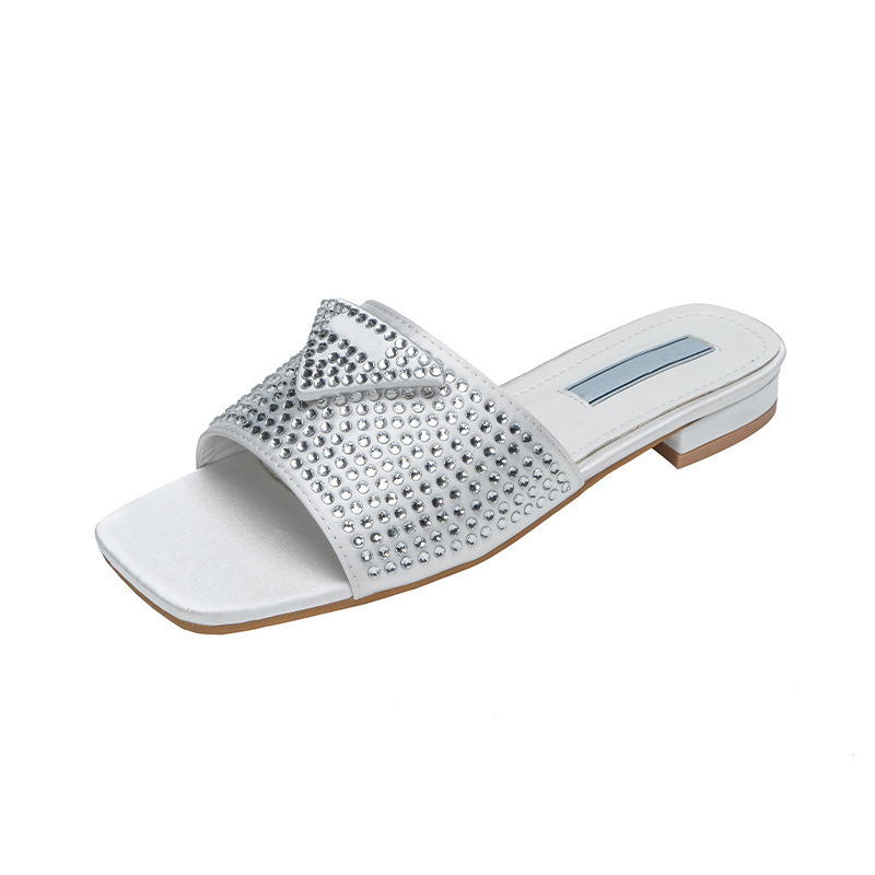 Șlapi pentru femei cu logo triunghiular din cristale – vamp din piele sintetică, talpă din TPR, căptușeală din piele artificială, slip-on, respirante și ușoare