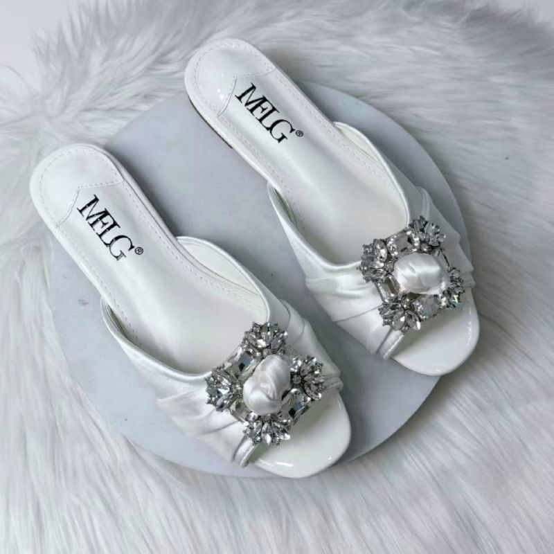 Mflg kristályos mulyapapucs, selyem felsőrész, műbőr bélés, TPR talp, lapos talp