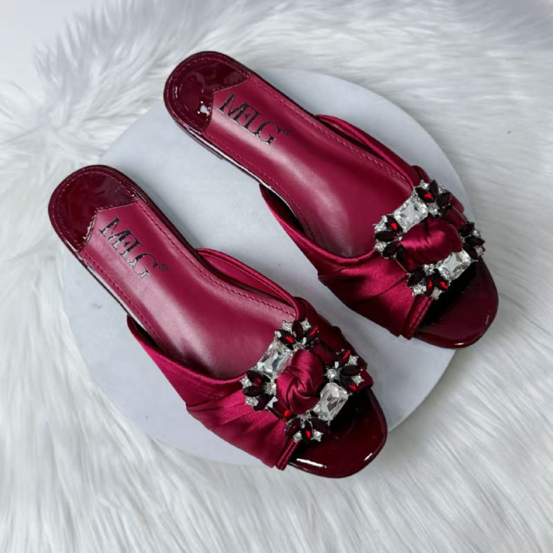 Mflg kristályos mulyapapucs, selyem felsőrész, műbőr bélés, TPR talp, lapos talp