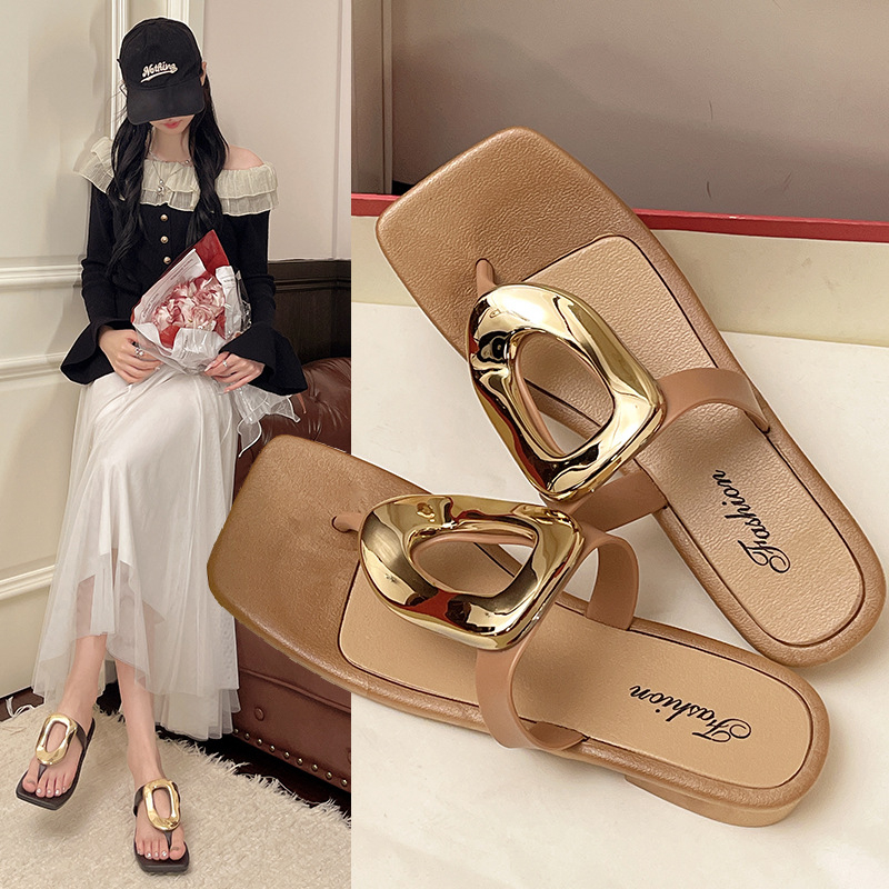 Ženske ravne sandale s kvadratnim nosom i izrezanim dizajnom, metalna kopča; gornji dio PVC, potplat PVC, unutarnji materijal umjetna koža