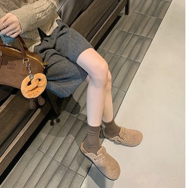 Ženske cipele u Birkenstock stilu s vunenom unutrašnjosti, nubuk gornji dio, gumeni potplat, remen s kopčom, dizajn za povećanje visine