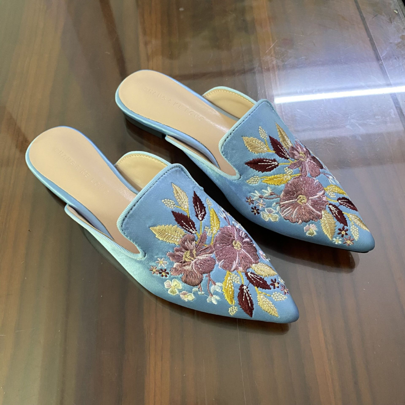 Ženske mule s svilene gornje stranom, izvezenim cvjetnim uzorcima, oštar vrh, antisklizna gumena potplat, slip-on