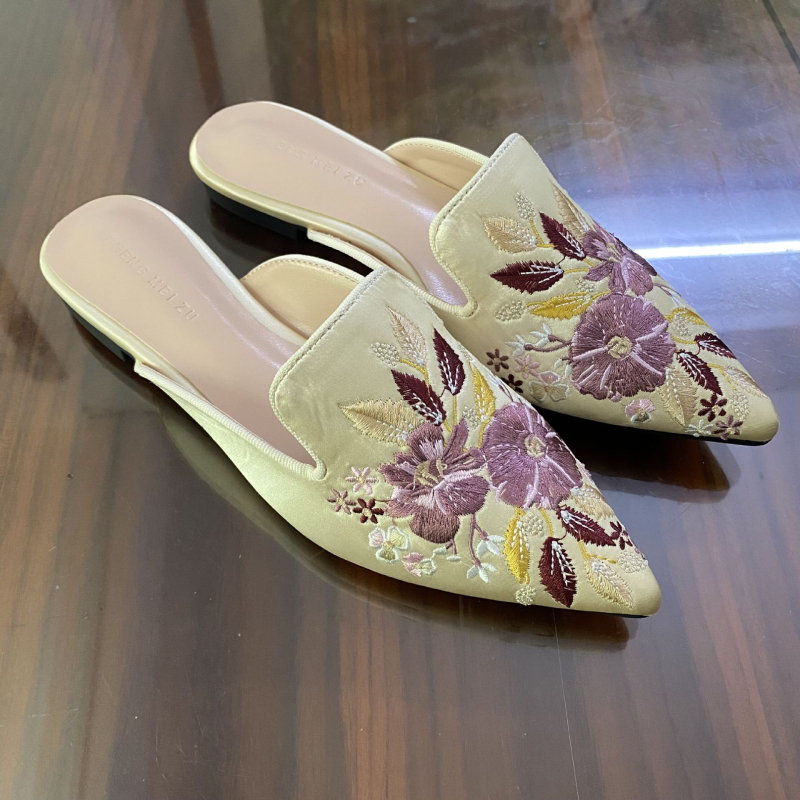 Ženske mule s svilene gornje stranom, izvezenim cvjetnim uzorcima, oštar vrh, antisklizna gumena potplat, slip-on