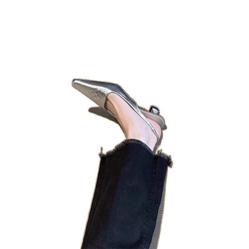 Sandale s jednim remenom, kvadratni nos, niski pet, gornji dio: koža prvog reda i split koža, unutrašnjost: umjetni pliš