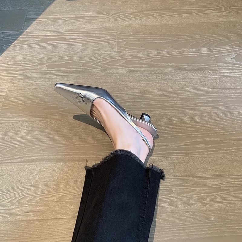 Sandale s jednim remenom, kvadratni nos, niski pet, gornji dio: koža prvog reda i split koža, unutrašnjost: umjetni pliš