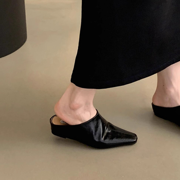 Γυναικείες μούλες με κλειστό δάχτυλο και φαρδιά σόλα, με ενσωματωμένη αύξηση ύψους - επάνω μέρος από μικροϊνέ δέρμα, καουτσούκ σόλα