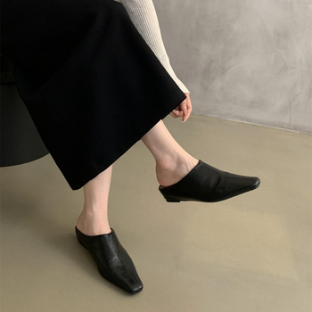 Γυναικείες μούλες με κλειστό δάχτυλο και φαρδιά σόλα, με ενσωματωμένη αύξηση ύψους - επάνω μέρος από μικροϊνέ δέρμα, καουτσούκ σόλα