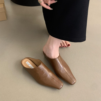 Γυναικείες μούλες με κλειστό δάχτυλο και φαρδιά σόλα, με ενσωματωμένη αύξηση ύψους - επάνω μέρος από μικροϊνέ δέρμα, καουτσούκ σόλα