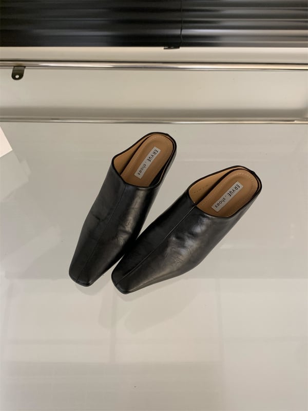 Γυναικείες μούλες με κλειστό δάχτυλο και φαρδιά σόλα, με ενσωματωμένη αύξηση ύψους - επάνω μέρος από μικροϊνέ δέρμα, καουτσούκ σόλα