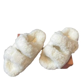 Papuci de femei cu blană artificială, partea superioară din pluș, căptușeală din lână de oaie, talpă din cauciuc antiderapant, grosime 3–5 cm