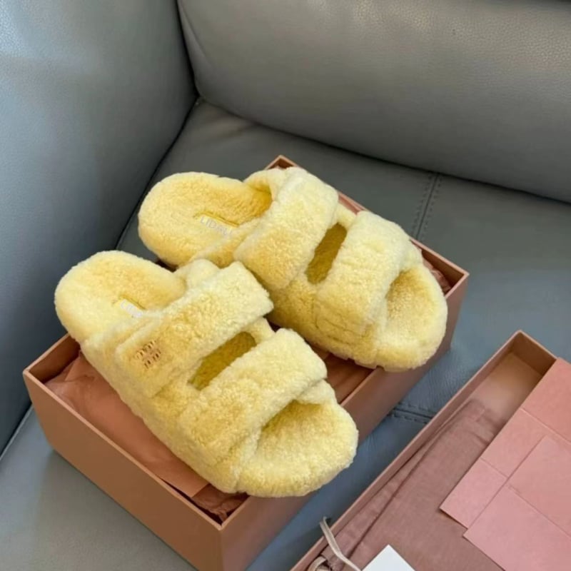 Papuci de femei cu blană artificială, partea superioară din pluș, căptușeală din lână de oaie, talpă din cauciuc antiderapant, grosime 3–5 cm