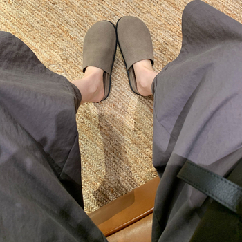 Kožne papuče s plišanim gornjim dijelom, gumena potplata, slip-on, ravni potplat, debljina potplata 0–3 cm, jesen-zima