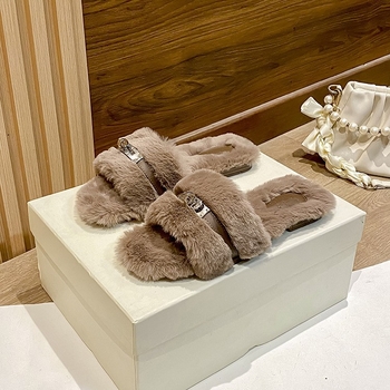 Γυναικείες γούνινες παντόφλες με κλείσιμο αγκράφας για εξωτερική χρήση, φθινοπωρινό‑χειμερινό 2025, κορεατικό στυλ, επάνω μέρος από τεχνητό γούνινο ύφασμα, επένδυση από τεχνητό μαλλί, σόλα από καουτσούκ, πάχος σόλας 0–3 εκ, ίσια σόλα, μονόχρωμες