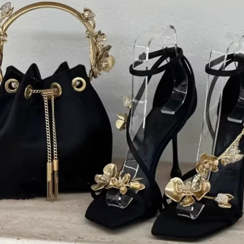 Női PU pántos szandál négyszögletes orral, gumi talppal, PU belső bélés, egy soros csat, nyár 2024