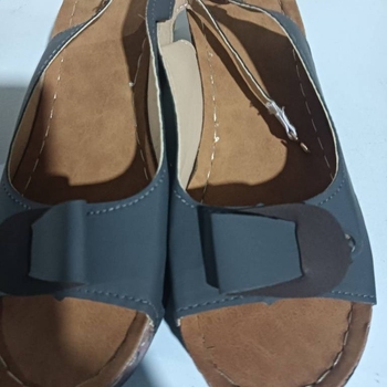 Női halszájú római stílusú szandál csattal, PU felsőrész, bőr belső, 3–5 cm sarka, alacsony boka