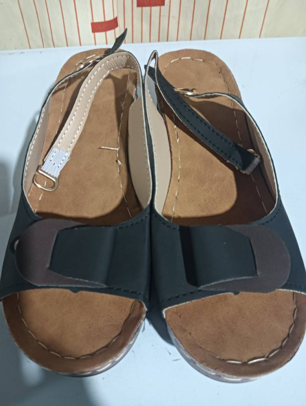 Női halszájú római stílusú szandál csattal, PU felsőrész, bőr belső, 3–5 cm sarka, alacsony boka