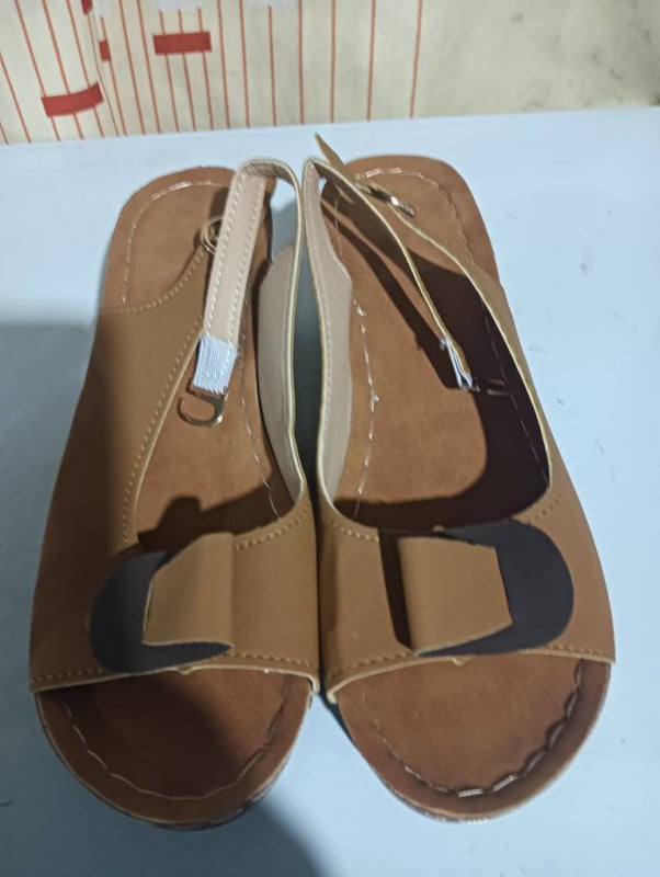 Női halszájú római stílusú szandál csattal, PU felsőrész, bőr belső, 3–5 cm sarka, alacsony boka