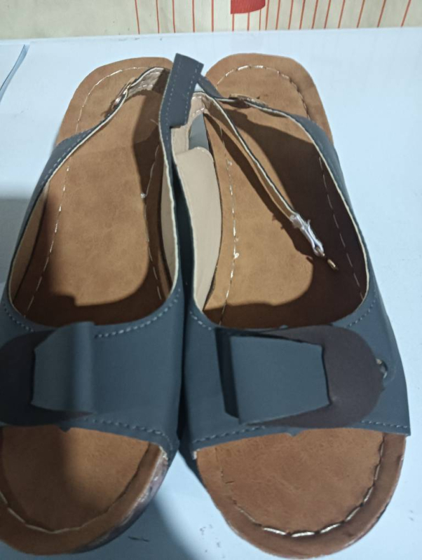 Női halszájú római stílusú szandál csattal, PU felsőrész, bőr belső, 3–5 cm sarka, alacsony boka