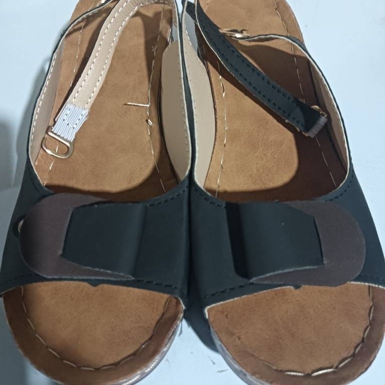 Női halszájú római stílusú szandál csattal, PU felsőrész, bőr belső, 3–5 cm sarka, alacsony boka