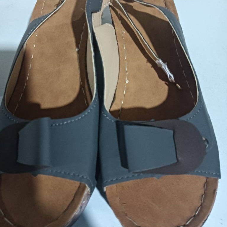 Női halszájú római stílusú szandál csattal, PU felsőrész, bőr belső, 3–5 cm sarka, alacsony boka